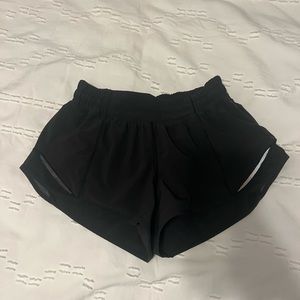 Lululemon 2.5” hotty hot shorts size 4 in black